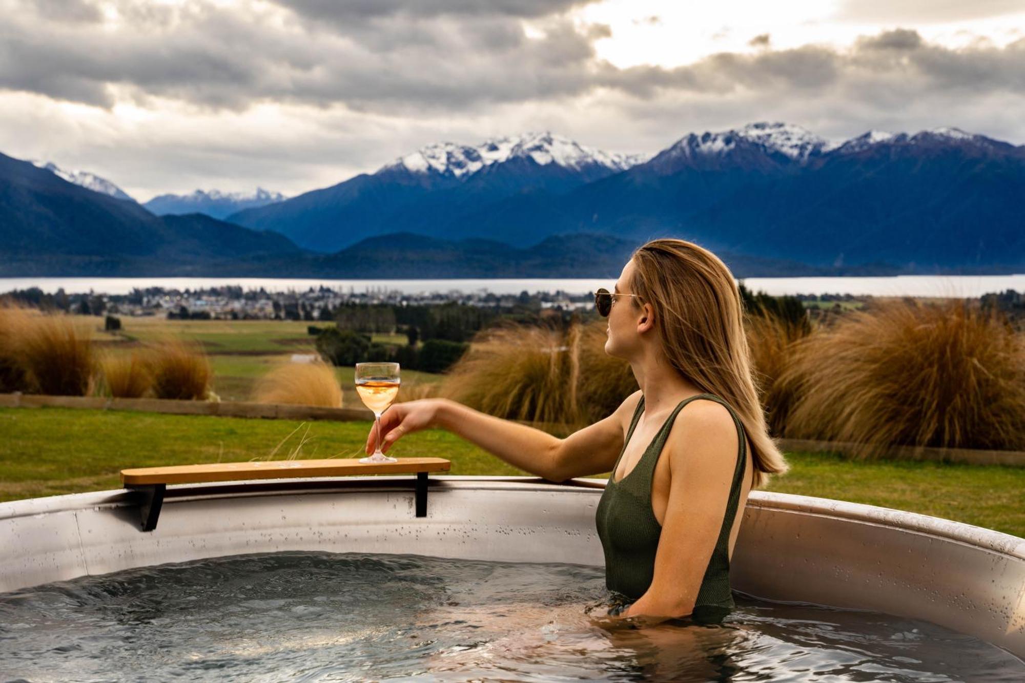 Villa Fiordland Eco-Retreat -- Panoramic Views -- Hot Tub Te Anau Exterior foto